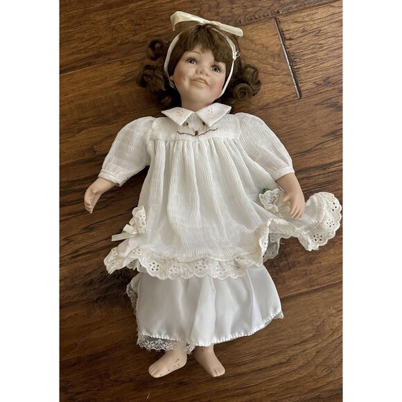 Vintage‎ Porcelain Little Girl Doll with Frog in Pocket 1998 - Picture 1 of 5